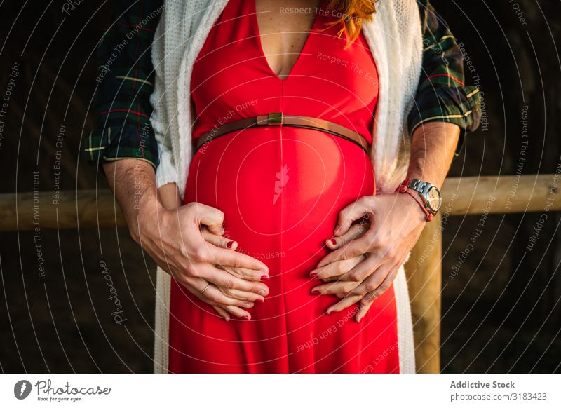 Getreidemann berührt Bauch einer schwangeren Frau Paar Schwangerschaft bauchfrei berühren Mann zart Zuneigung genießen Liebe Angebot Familie & Verwandtschaft