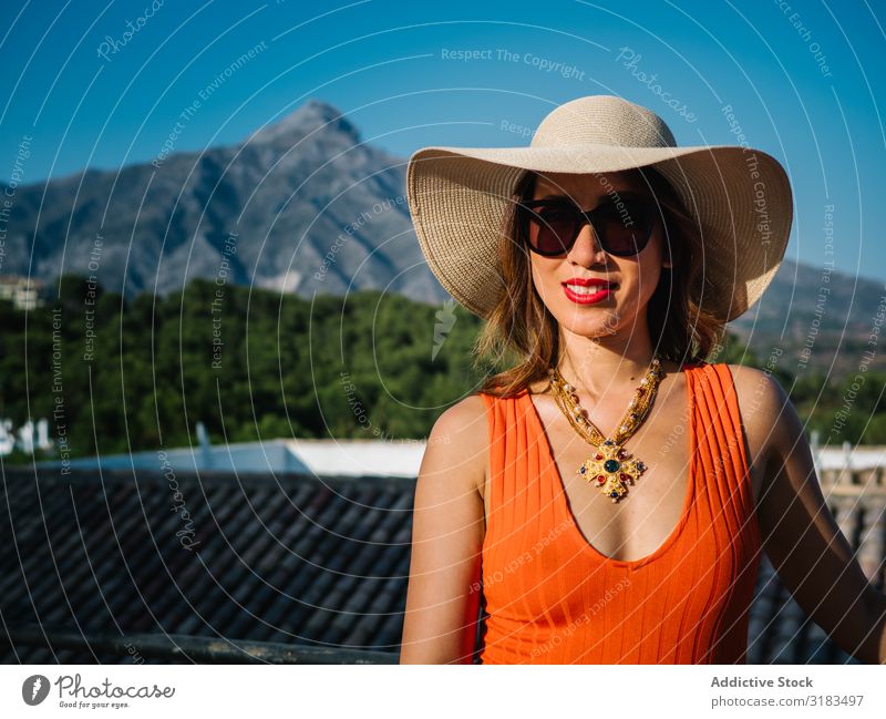 junge elegante chinesische frau im mediterranen szenario Chinese Frau wohlhabend Panamahut Beautyfotografie Gras Blatt attraktiv Dame Erwachsene natürlich