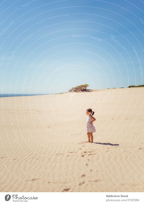 Süßes kleines Mädchen, das an der Sanddüne steht. Strand Kind Spielen Sommer niedlich Ferien & Urlaub & Reisen Meer Jugendliche Außenaufnahme schön Glück