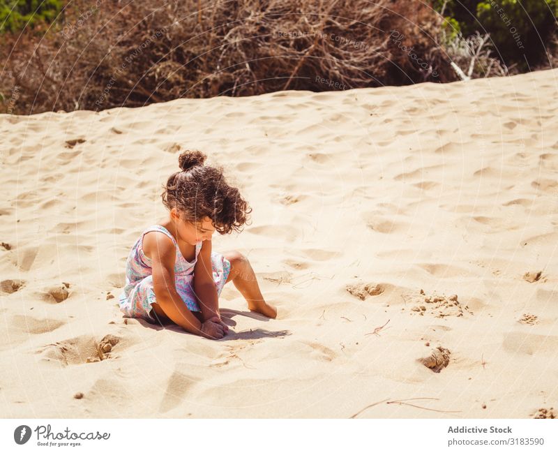 Süßes kleines Mädchen spielt mit Sand am Strand. laufen Kind Spielen Sommer niedlich Ferien & Urlaub & Reisen Meer Jugendliche Außenaufnahme schön Glück