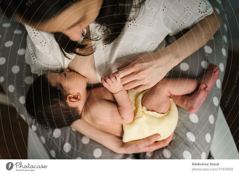Mutter füttert Baby zu Hause stillen heimwärts umarmend saugen Fürsorge neugeboren Liebe Kind Eltern klein Frau Umarmen Bonden Angebot harmonisch Idylle