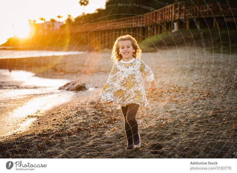 Porträt eines süßen kleinen Mädchens am Strand Kind Natur niedlich Freude schön Glück Kindheit Sommer Jugendliche Lifestyle Fröhlichkeit reizvoll Frau Mensch