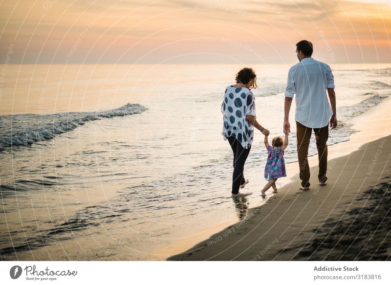 Familienwanderung am Strand Familie & Verwandtschaft laufen Paar Seeküste Ferien & Urlaub & Reisen Eltern Sohn Meer Sommer Sand Wasser Kind Freude Zusammensein