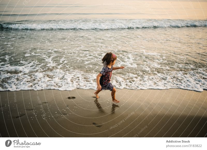 Kind auf dem Weg ins Meer an der Küste Mädchen Wasser Schaum Sand platschen lustig gehen Strand Freude Fröhlichkeit Sommer Natur Freizeit & Hobby Aktion