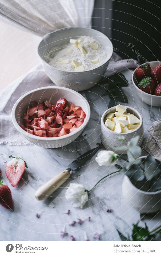 Zutaten für Erdbeergebäck Backwaren Küche Erdbeeren Mehl Butter kochen & garen Vorbereitung Tisch Marmor kulinarisch Rezept frisch Beeren Frucht geschnitten