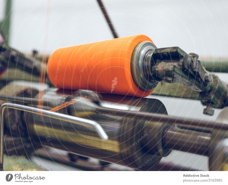 Gewindedrücken auf der Maschine Faser Industrie Spinning Fabrik Orange Produktion Material Stoff Gerät Bekleidung Textil Baumwolle Werkzeug verarbeiten