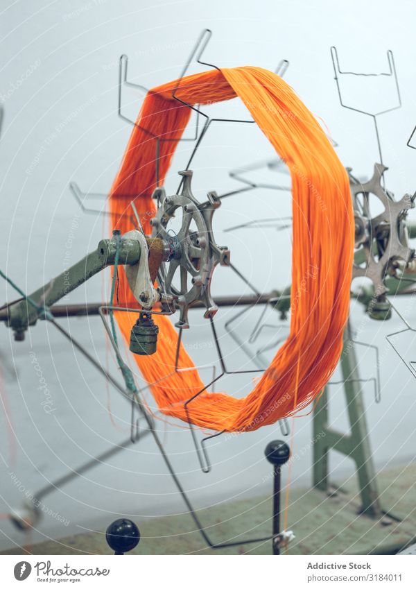 Maschinenhaspelfaden auf Spule Faser taumelnd Baumwolle Industrie Fabrik Orange Produktion Material Stoff Gerät Bekleidung Textil Spinning Werkzeug verarbeiten