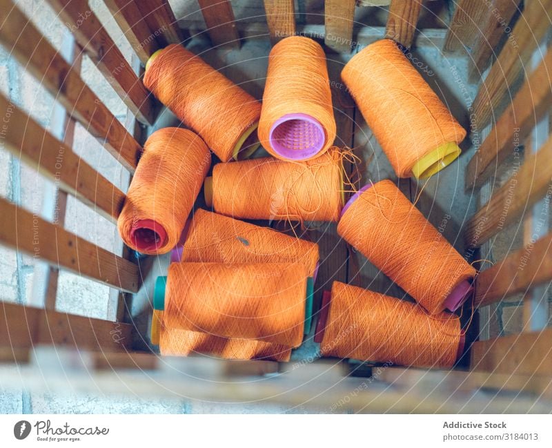 Behälter mit Garnrollen Faser Spulen Container Fabrik Haufen Orange Farbe Textil Baumwolle Handwerk Freizeit & Hobby Schneider Industrie Nähen Stoff Material