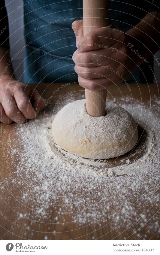 Getreidemann bereitet Rosca de Reyes vor Koch Teigwaren Mehl rosca de reyes Backwaren Tradition Spanisch Bäckerei Tisch Lebensmittel Brot Zutaten Vorbereitung