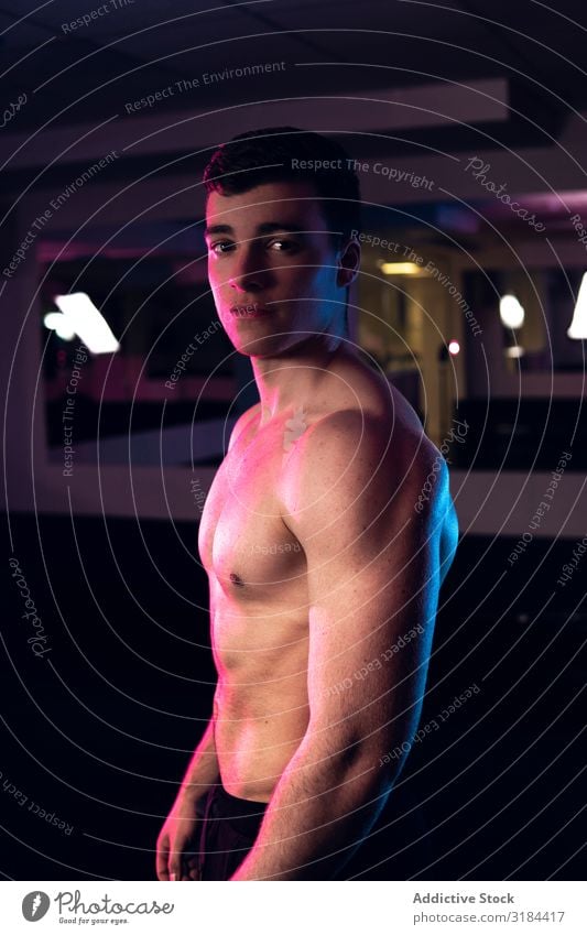 junger Fitness-Mann in der Pose sportlich Bodybuilder Körper Erotik Athlet Model Muskulatur attraktiv Bauchmuskeln stark Jugendliche Typ Gesundheit