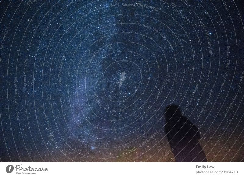 Person vor dem Milchstraßenhimmel Milchstrasse sternenklar Nacht Galaxie Astronomie Nachthimmel Tal des Todes Sternbild Himmel Außenaufnahme Landschaft