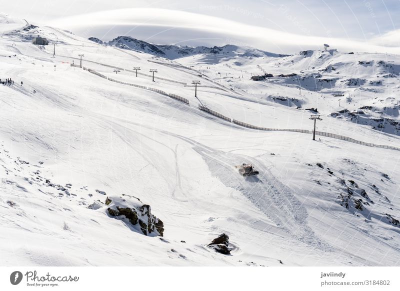 Skigebiet der Sierra Nevada im Winter, voller Schnee. schön Ferien & Urlaub & Reisen Tourismus Berge u. Gebirge Sport Skifahren Natur Landschaft Himmel Gebäude