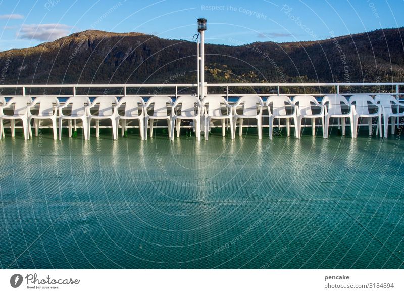 bestuhlung mit geländer Natur Landschaft Küste Fjord Schifffahrt Fähre fahren sitzen stehen Stuhl Reling Geländer Norwegen Norwegenurlaub leer Menschenleer