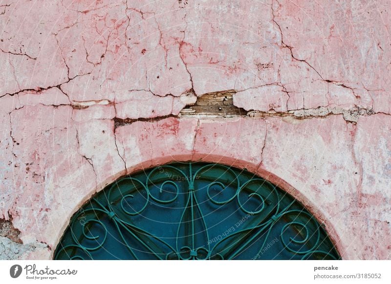 alt | ehrwürdig Fassade mediterran rosa Risse Bogen Pforte Wand Mauer Gebäude Fenster Architektur Tür historisch Altstadt Außenaufnahme Italien Putz verfallen