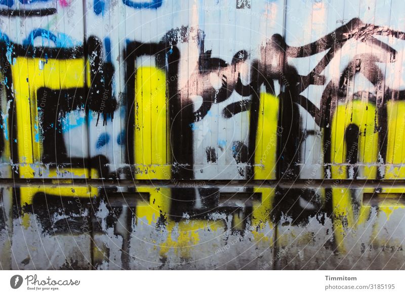 Lebenszeichen Köln Stadtzentrum Schriftzeichen Graffiti Linie Aggression blau mehrfarbig gelb rosa schwarz Gefühle unklar Farbe verrückt Farbfoto Außenaufnahme