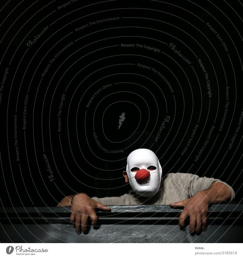 lostplacer maskulin Mann Erwachsene 1 Mensch Künstler Theaterschauspiel Schauspieler Maske Clown Pullover Holz beobachten festhalten Blick dunkel Tatkraft