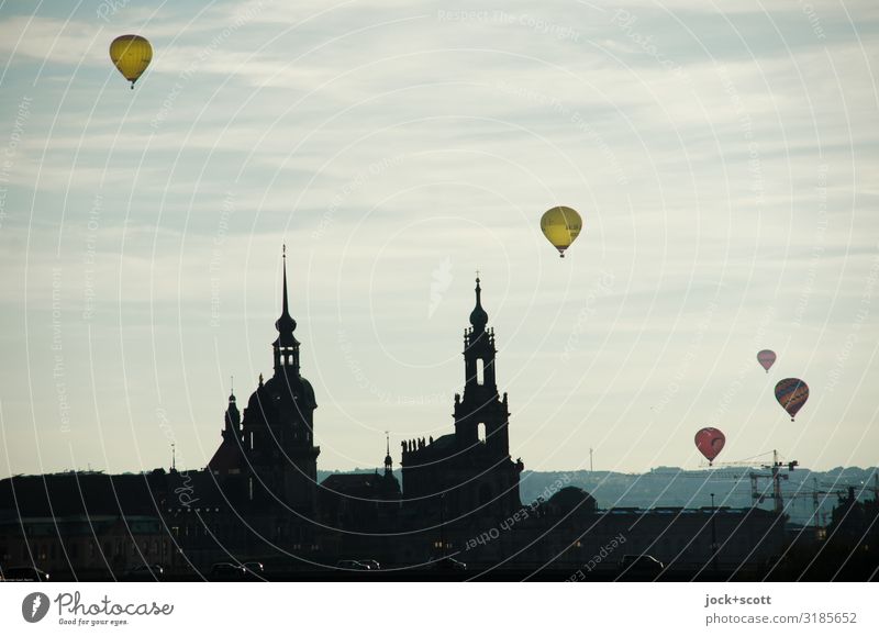 Überflieger Dresden Schönes Wetter Stadtzentrum Kirche Luftverkehr Ballone fliegen frei oben Stimmung Zusammensein Romantik Horizont Inspiration Leichtigkeit
