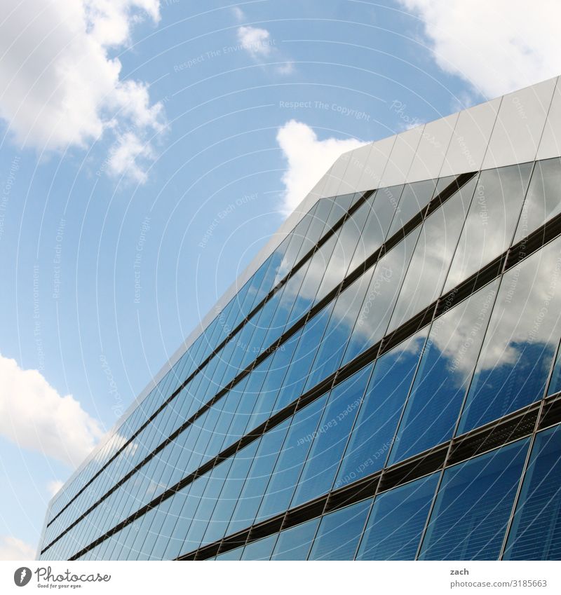 geteilter Himmel Wolken Schönes Wetter Haus Hochhaus Industrieanlage Gebäude Architektur Fassade Spiegel Glas Linie Stadt Spiegelbild Reflexion & Spiegelung