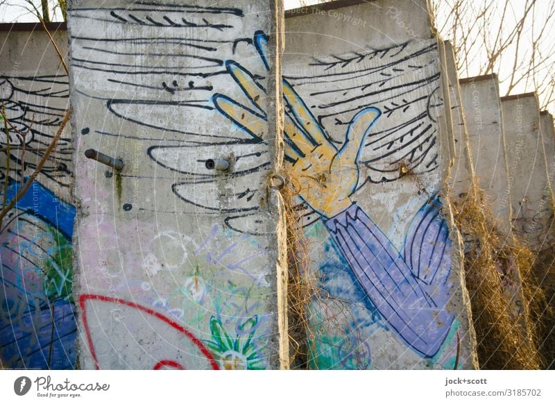 Schutzengel in Teilen Straßenkunst Berlin-Mitte Sehenswürdigkeit Berliner Mauer historisch kaputt friedlich Solidarität Inspiration Kreativität Nostalgie