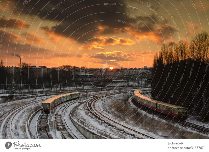 warmer Frost und Schnee Wolken Winter Schienenverkehr S-Bahn Gleise Bahnanlage fahren glänzend Kitsch Horizont Inspiration Mobilität Naturphänomene