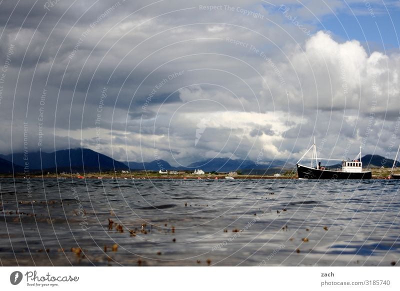 Wetter Landschaft Wasser Himmel Wolken Hügel Berge u. Gebirge Wellen Küste See Connemara Republik Irland Schifffahrt Binnenschifffahrt Fischerboot Motorboot