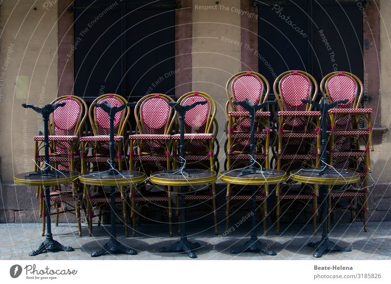 Draußen sitzen verboten! Wegen Corona bleiben Tische und Stühle auf der Terrasse der Bistros weggesperrt! draußen sitzen Bistrotische Pandemie Coronavirus
