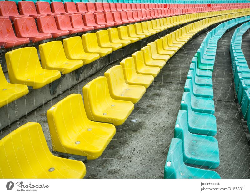 bunter Reihen von Sitzen Design Tribüne Sportstätten Stadion Prenzlauer Berg Sitzreihe Betonboden Kunststoff Streifen authentisch außergewöhnlich frei lang