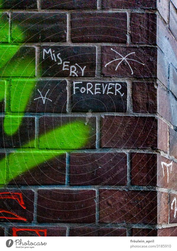 Misery | UT HH19 Haus Mauer Wand Stein Backstein Zeichen Schriftzeichen Graffiti dunkel rebellisch trist Stadt braun grün weiß Macht Angst Zukunftsangst