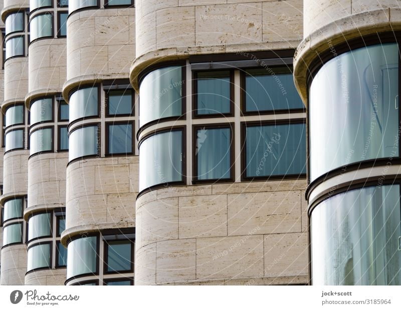 Sachlichkeit einer Hausfassade Architektur Fassade Fenster Sehenswürdigkeit außergewöhnlich glänzend retro Einigkeit einzigartig innovativ Qualität seriös