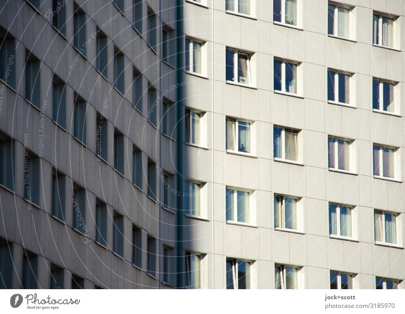 Platten im Licht und Schatten Plattenbau Fassade Fenster authentisch modern trist Symmetrie Schlagschatten Grenze Zeitpunkt Detailaufnahme abstrakt Abend