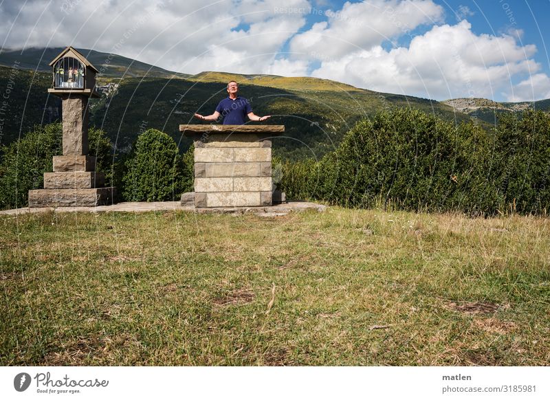 Laienpredigt in den Pyrenäen Mann Erwachsene 1 Mensch 45-60 Jahre Landschaft Pflanze Himmel Wolken Sommer Schönes Wetter Baum Gras Wildpflanze Berge u. Gebirge