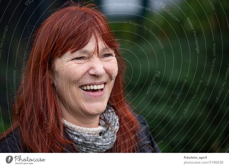UT HH 2019 | Lachen Außenaufnahme Farbfoto Portrait Querformat Tag Tageslicht freundlich lachen lange Haare lächeln optimistisch rothaarig Frau natürlich