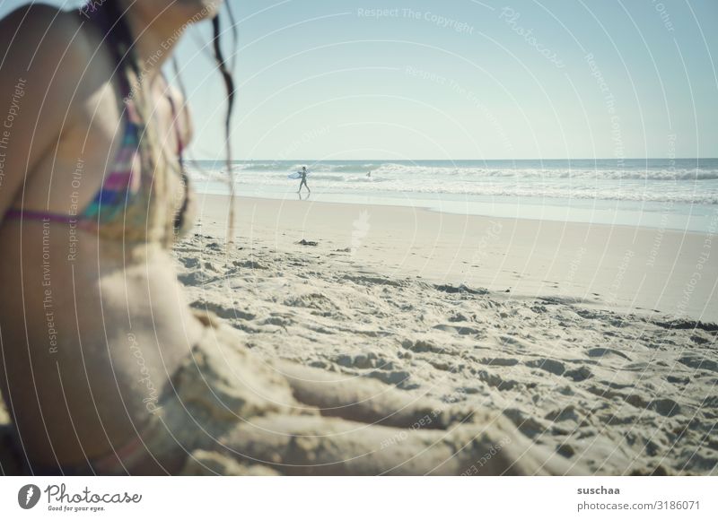 strandfoto mit kind am rande Kind Mädchen Strand Sand Bikini Weite Meer Wasser Ferien & Urlaub & Reisen Sommer Küste Erholung Sommerferien nasse Haare