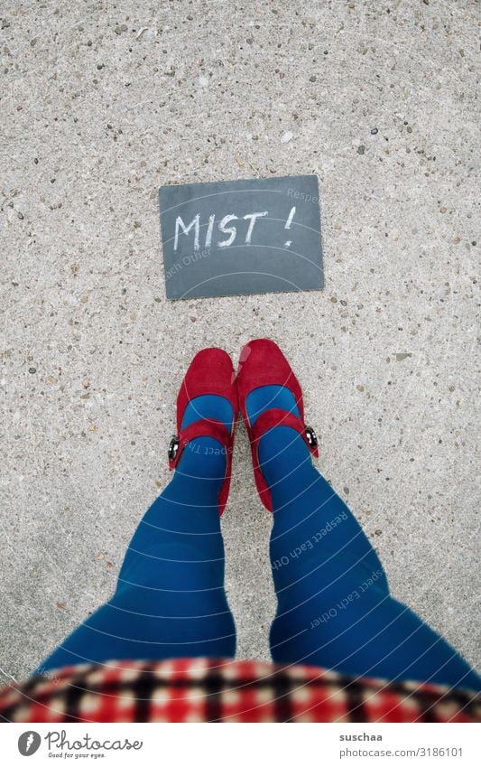 mist Frau weiblich Beine stehen Straße Asphalt rote Schuhe blaue Strümpfe lange Beine Tafel Aufschrift beschriftet Schrift Buchstaben Wort Ausdruck Missgeschick