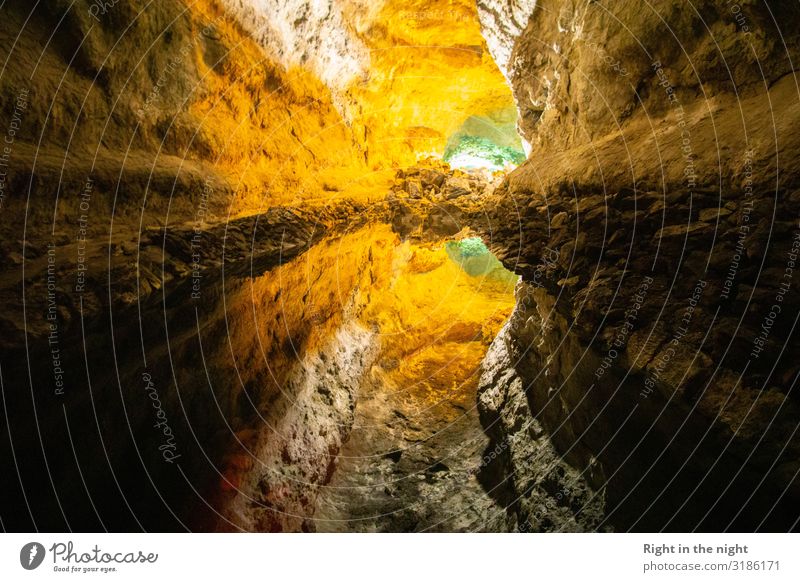 Höhlenspiegel Umwelt Natur Landschaft Erde Wasser Felsen Vulkan braun gelb grau grün Illusion Reflexion & Spiegelung Farbfoto Außenaufnahme Innenaufnahme Licht