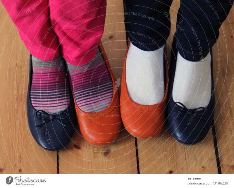 Schuhtausch Kindererziehung Kindergarten Jugendliche Fuß 2 Mensch Mode Strümpfe Schuhe Ballerina stehen lustig braun orange rosa schwarz weiß Partnerschaft