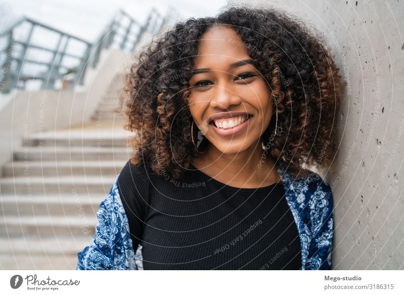 Porträt einer afroamerikanischen Frau. Stil Glück schön Gesicht Mensch Erwachsene Mode Bekleidung brünett Afro-Look Beton Lächeln sitzen stehen Coolness