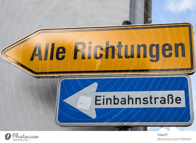 Die Zukunft. Zeichen Schilder & Markierungen Hinweisschild Warnschild Verkehrszeichen Zukunftsangst Zukunftsorientiert Richtung Einbahnstraße Farbfoto