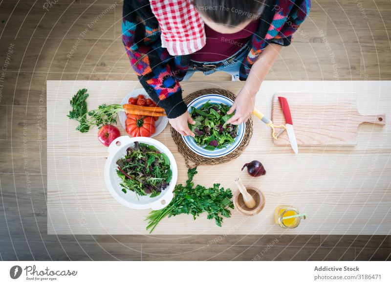 Frau bereitet Gemüsesalat zu Salatbeilage rühren Küche heimwärts Gesundheit Lebensmittel Vegetarische Ernährung Diät frisch reif Mahlzeit Speise