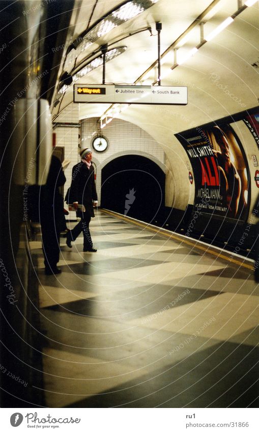 London Tube-5 Frau Verkehr London Underground Motion Mensch warten