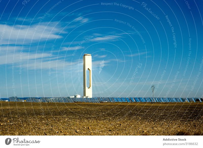 Hoher Turm im Photovoltaik-Kraftwerk Sonnenenergie Paneele Station hoch Himmel Wolken Sonnenstrahlen Tag Energie Elektrizität Technik & Technologie Gebäude