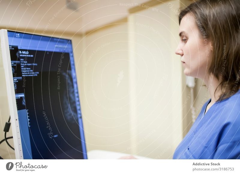 Ärztin mit digitalem Gerät für die Mammographie Arzt benutzend Untersuchen Frau diagnostizierend Uniform Medikament professionell Anzeige Sichtschutz
