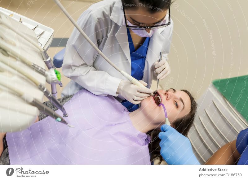 Konsultation des Zahnarztes Kaukasier Klinik Behandlung Gesundheit Sauberkeit Patient Jugendliche Diagnostik Mensch Arzt attraktive Frau mündlich Zähne