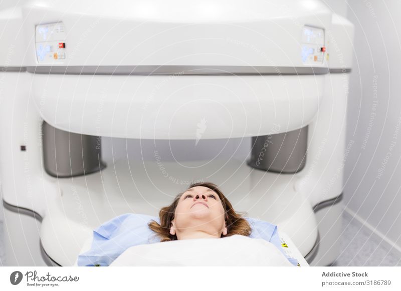 offene magnetische Resonanzmaschine Prüfung Maschine Patient durchmachend Radiologie Frau Jugendliche Mensch Radiologin Onkologie Krankenhaus Beruf Lächeln