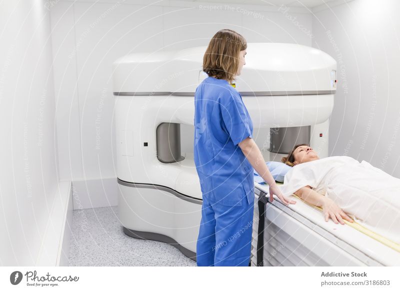 offene magnetische Resonanzmaschine Prüfung Maschine Patient durchmachend Frau Jugendliche Mensch Radiologin Radiologie Arzt Onkologie Krankenhaus Beruf Lächeln