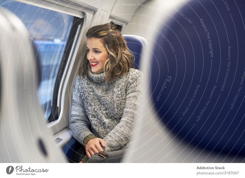 junge Frau schaut durchs Fenster im Zug. Eisenbahn heiter Glück Ausschau haltend Jugendliche Mädchen Passagier Ferien & Urlaub & Reisen Verkehr Fahrzeug Mensch