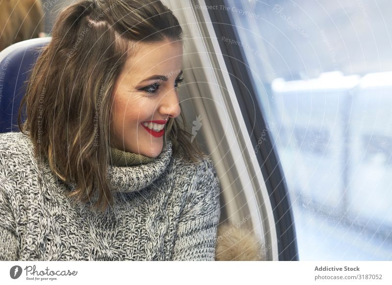 junge Frau schaut durchs Fenster im Zug. Eisenbahn heiter Glück Ausschau haltend Jugendliche Mädchen Passagier Ferien & Urlaub & Reisen Verkehr Fahrzeug Mensch
