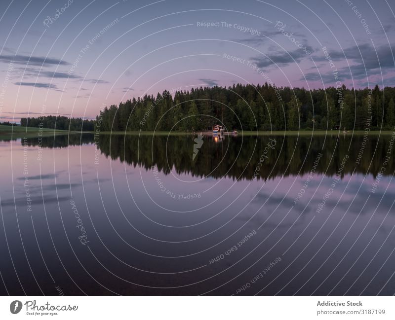 Hüttenlandschaft mit Fluss und Wald bei Sonnenuntergang Landschaft Ferien & Urlaub & Reisen Tourismus Finnland Sommer grün Wasser Himmel Wolken ruhig