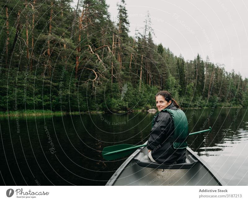 Frauenbootfahren auf dem Waldfluss in Finnland Bootfahren Fluss Ferien & Urlaub & Reisen Lifestyle Sommer Ruder Rettungsweste Jugendliche Wasserfahrzeug Freude