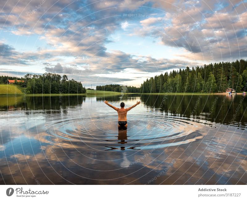 Mann im Wasser stehend mit offenen Händen Öffnung Arme Glück Ferien & Urlaub & Reisen Freizeit & Hobby Tourismus Lifestyle Mensch Genuss Finnland Schwimmsport